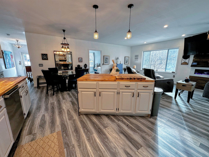 Interior 4, 37pa Superbly Appointed Riverfront Home in Littleton! Skiing, Hiking, Firepit, wif, Grafton