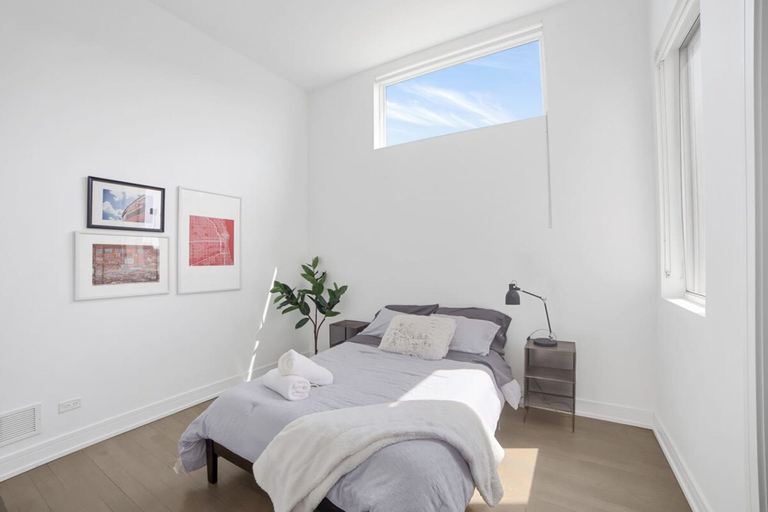 Room 4, Stunning 4BD Penthouse in Ukrainian Village, Cook