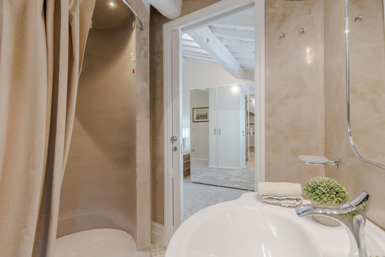Others 2, The Duchess Chambers the Luxury Grand 3 Bedrooms, Lucca