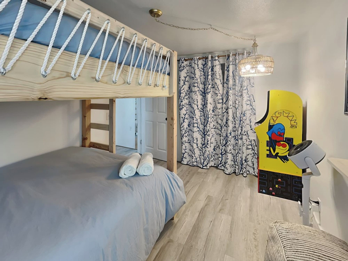 Bedroom 2, The Wave Cave by Silver Sands Vacation Rentals, Nueces