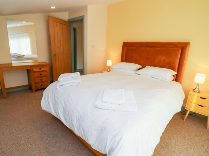Room 5, Barn in Cotswolds With Hot Tub & Scenic Views, Gloucestershire