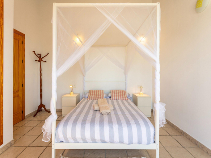 Room 3, Villa in Arenas With Sea Views and Private Pool, Málaga