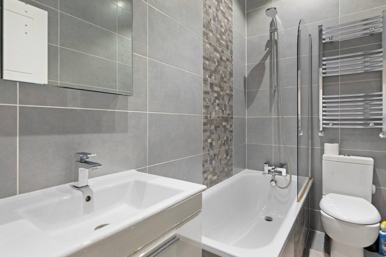 Bathroom 3, Apartment - Sleeps 11 - Hampstead Highstreet 5mins, London