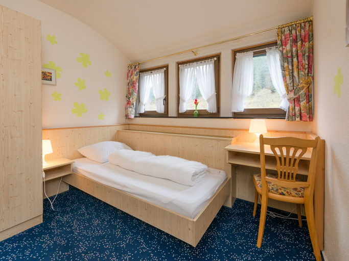Bedroom 4, Gruppenvilla mit Waldzugang in Winterberg, Hochsauerlandkreis