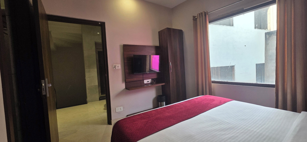 Room 5, Golden Pearl Infront Golden Temple Gate, Amritsar