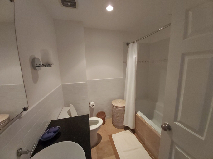 Bathroom 3, Nanny Cay Resort and Marina