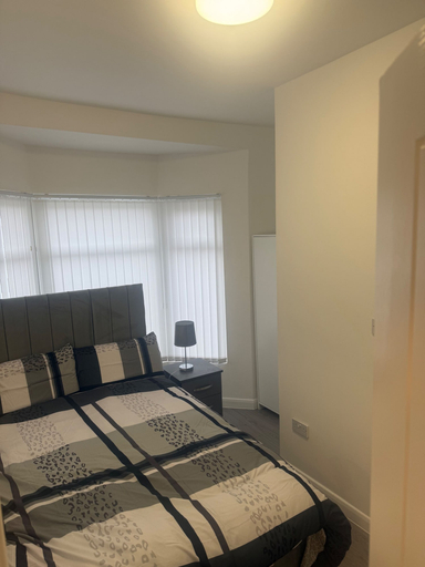 Room 3, Stylish Dream Home With 4 En-suite Bedrooms, Sefton