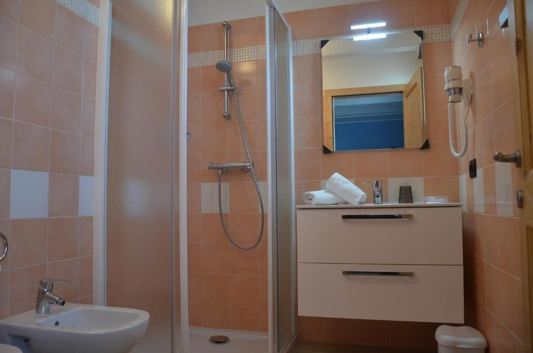 Bathroom 5, Porticciolo del Campanello, Verona