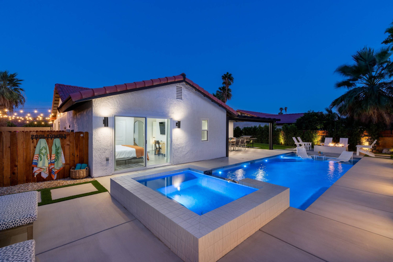 Room 5, 3-bedroom Fireplace Stunning Spanish Home, Riverside