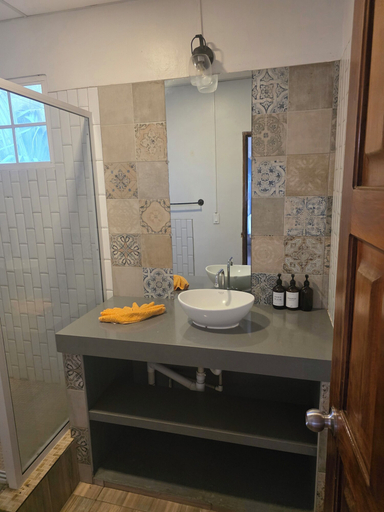 Bathroom 3, Little Beach House, Tamanique