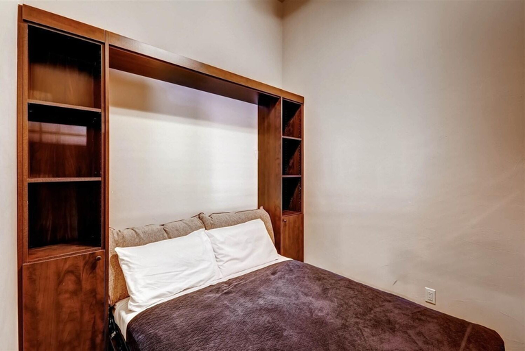 Room 2, Boulevard Bend  P2 3 Bedroom Condo by RedAwning, Summit