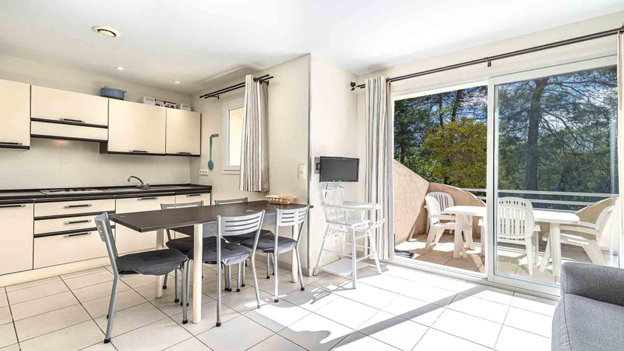 Dining, Seaside Stay in Sari-solenzara, Corse-du-Sud
