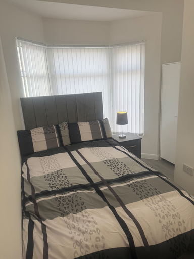 Room 4, Stylish Dream Home With 4 En-suite Bedrooms, Sefton