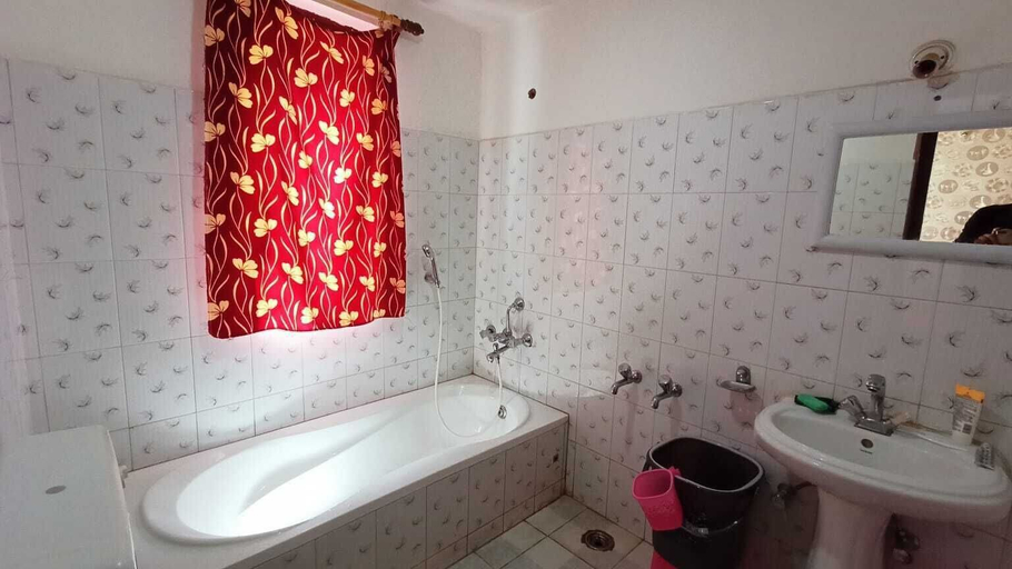 Bathroom 4, Mala Castle Pahalgam, Anantnag