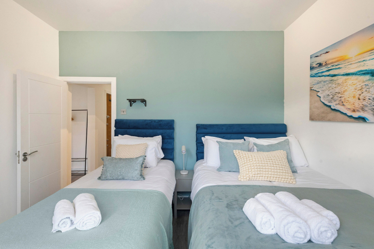 Room 5, Apartment - Sleeps 11 - Hampstead Highstreet 5mins, London