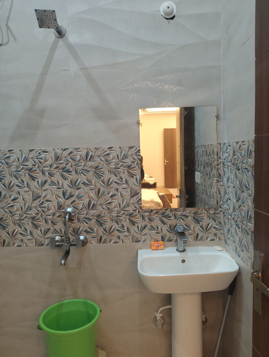 Bathroom 4, Shri Ramya Dham, Mathura
