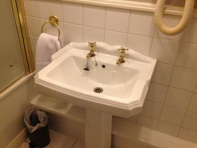 Bathroom 4, Ty Newydd Country Hotel, Rhondda, Cynon, Taff