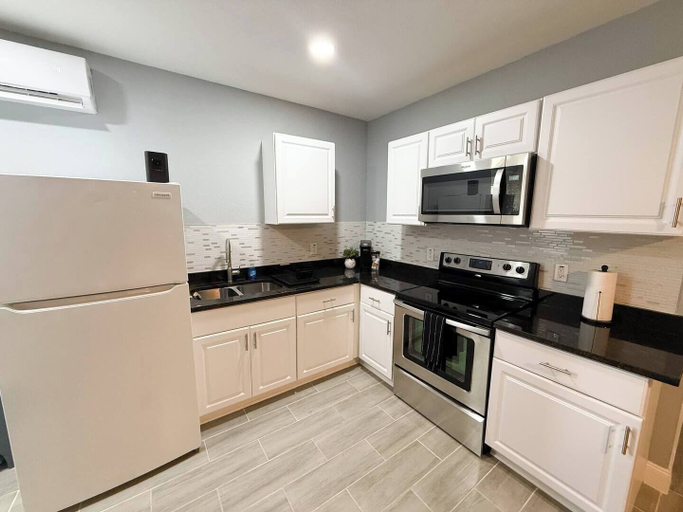 Private kitchen 4, Cozy Modern Studio, Seminole