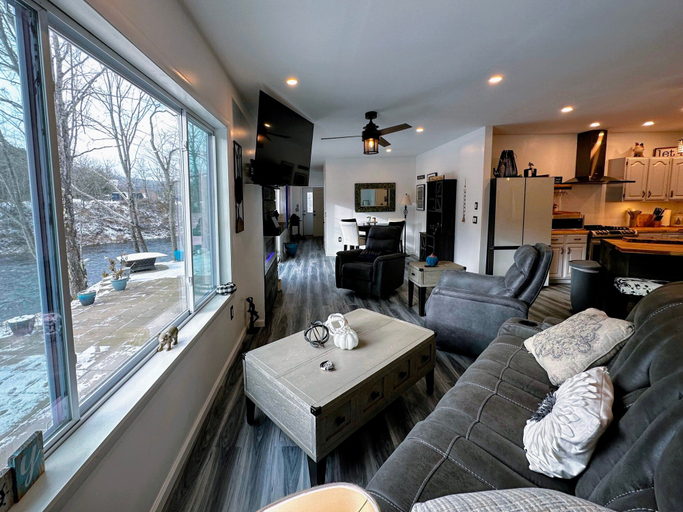 Interior 3, 37pa Superbly Appointed Riverfront Home in Littleton! Skiing, Hiking, Firepit, wif, Grafton