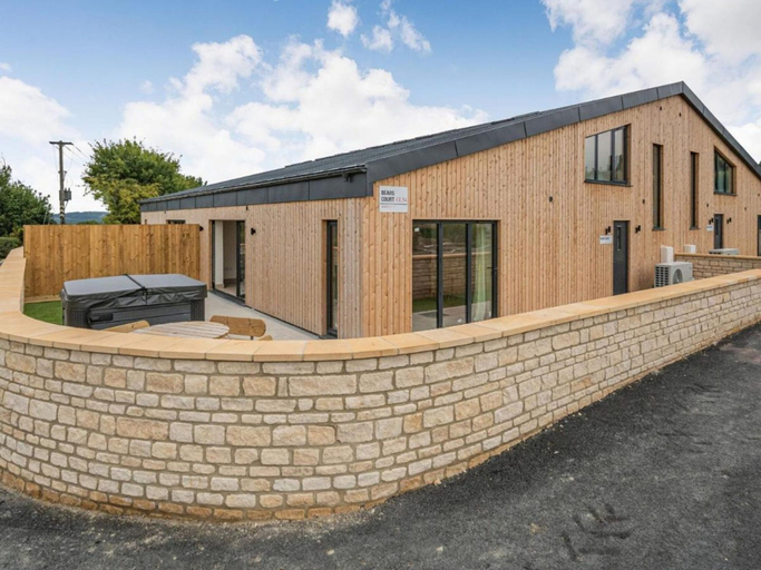 Exterior 3, Barn in Cotswolds With Hot Tub & Scenic Views, Gloucestershire