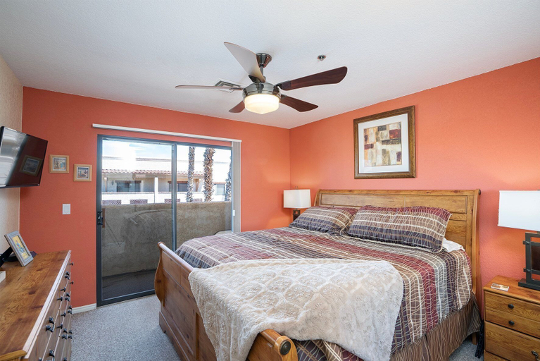 Interior 4, Sweet Town Home on the Island, Mohave