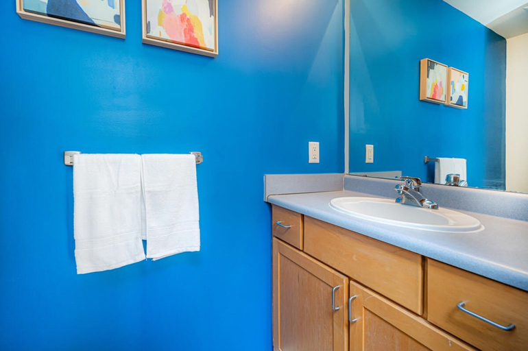 Room 4, 2 Bedroom Historic Brick Getaway with Wifi, Durham