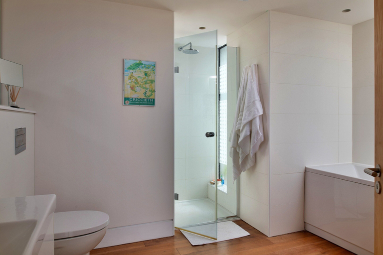Bathroom 3, Clifftop Retreat in Criccieth With Stunning Views, Gwynedd