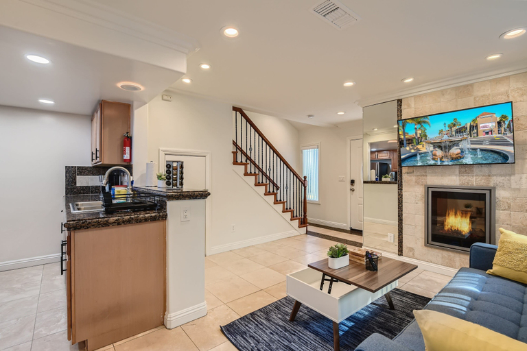 Room 4, Stylish- Multi-level- Patio- Games - Fast Wifi-cm3, Orange