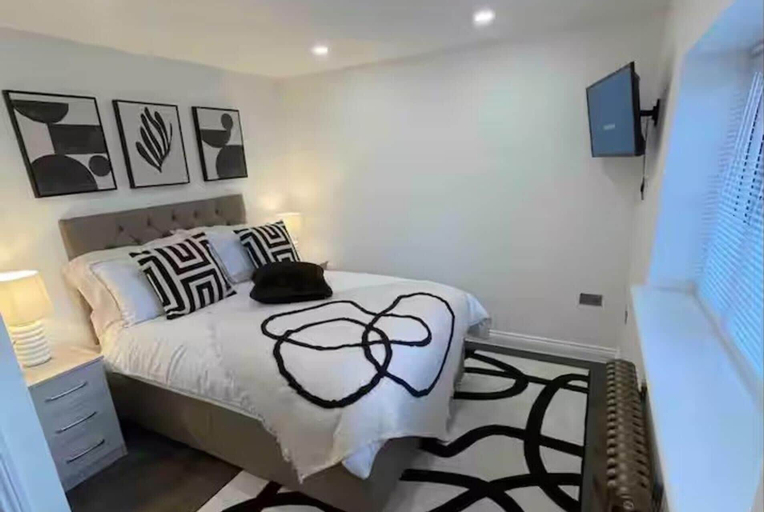 Room 2, Hot tub - Bbq - Garden - Parking - Sleeps 8, Worcestershire