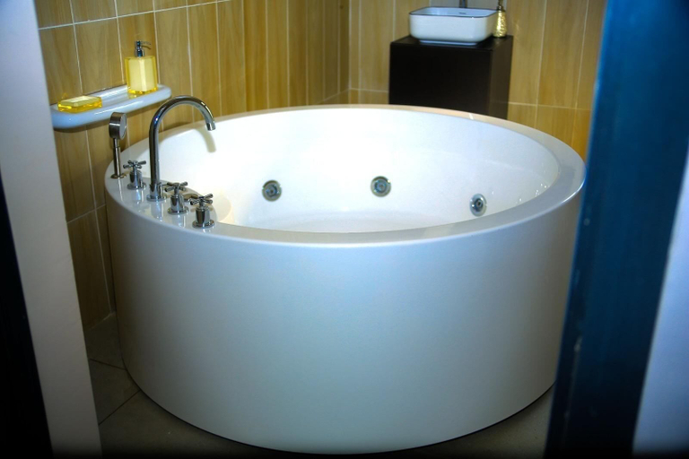Bathroom 4, Les Résidences Wilhelm, Yamoussoukro