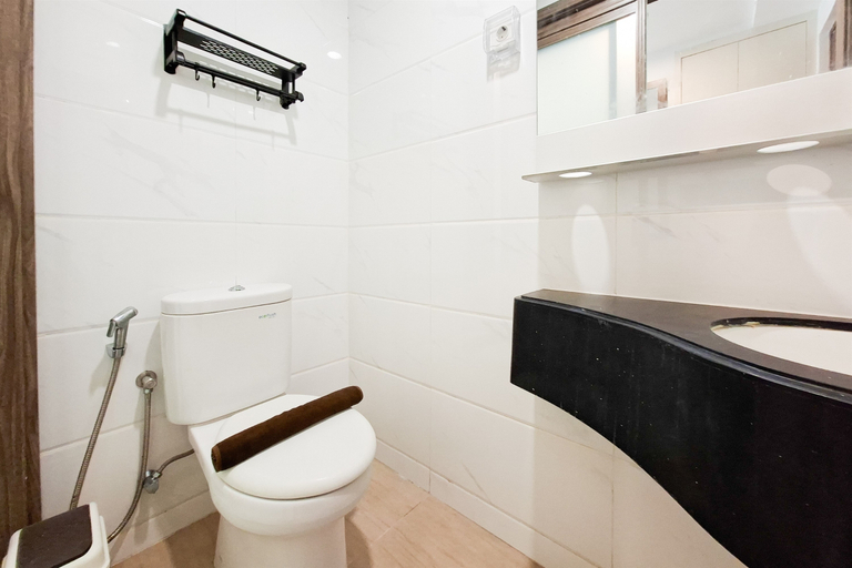 Bathroom 3, Studio with Simple Style at Sky House BSD Apartment By Travelio, Tangerang Selatan