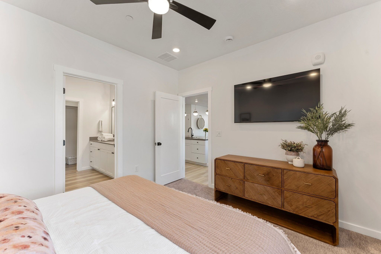 Room 2, Sand Cove Retreat 5 Bedroom Townhouse, Washington