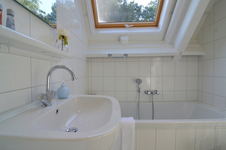Others 5, Spacious Holiday Home in Rekken With Hot Tub, Eibergen