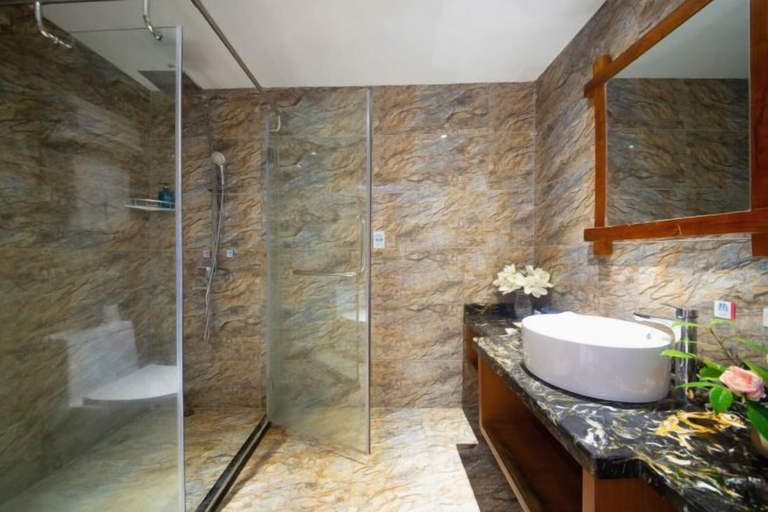 Bathroom 3, Baofeng Homestay (Zhangjiajie National Forest Park), Zhangjiajie
