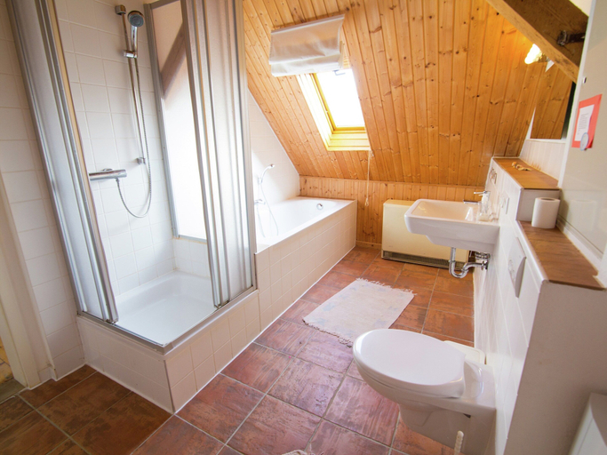 Bathroom 4, Geraumiges Ferienhaus in Hessen mit Garten, Waldeck-Frankenberg