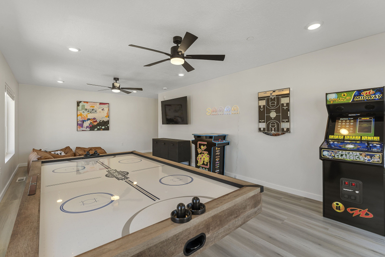 Game room 3, Sand Cove Retreat 5 Bedroom Townhouse, Washington