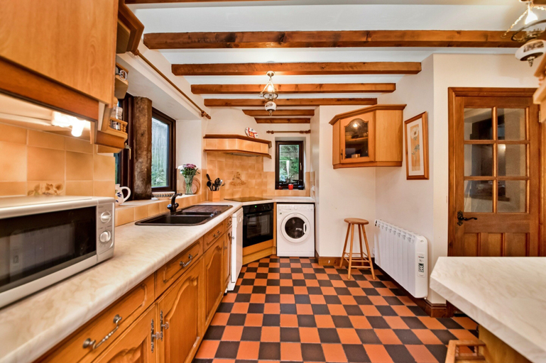 Private kitchen 3, Cottage in Alstonefield Near Peak District Trails, Staffordshire