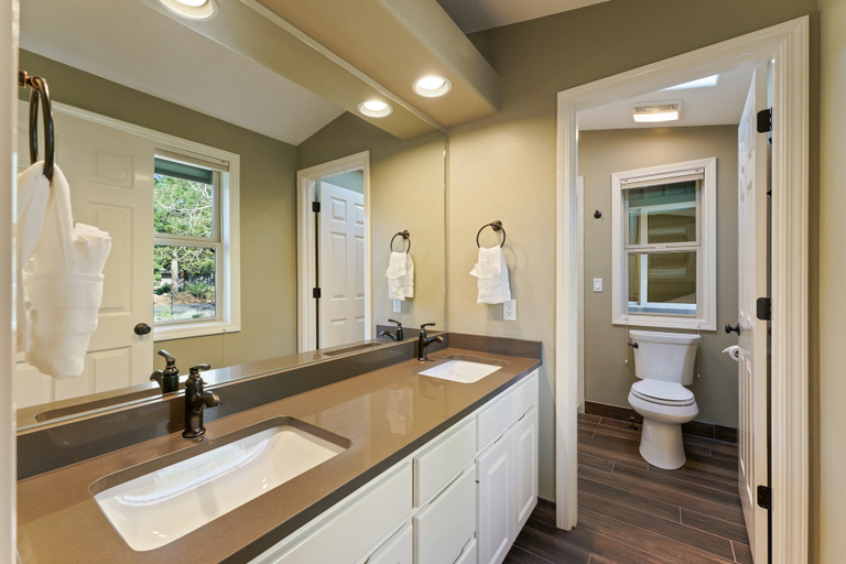 Interior 5, Bright Retreat Hot Tub Plus Sharc Access, Deschutes
