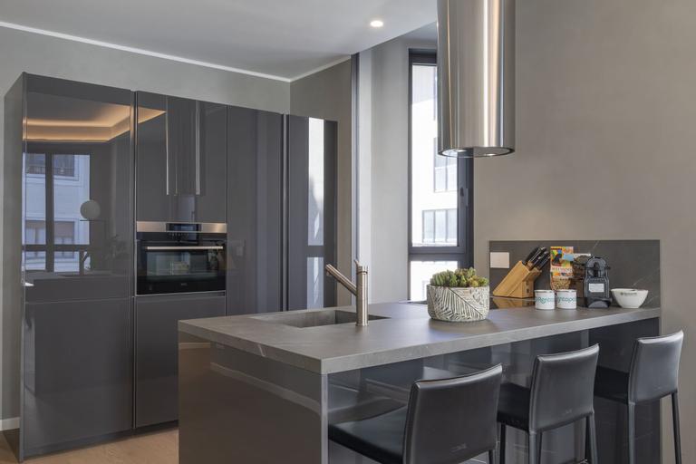 Room 5, Central Tower S Babila - Elegant 2bdr With Rooftop Terrace, Milano