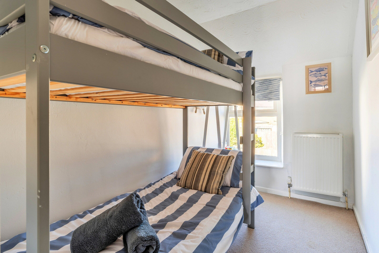 Room 5, House in Mynytho With Sea & Mountain Views, Gwynedd