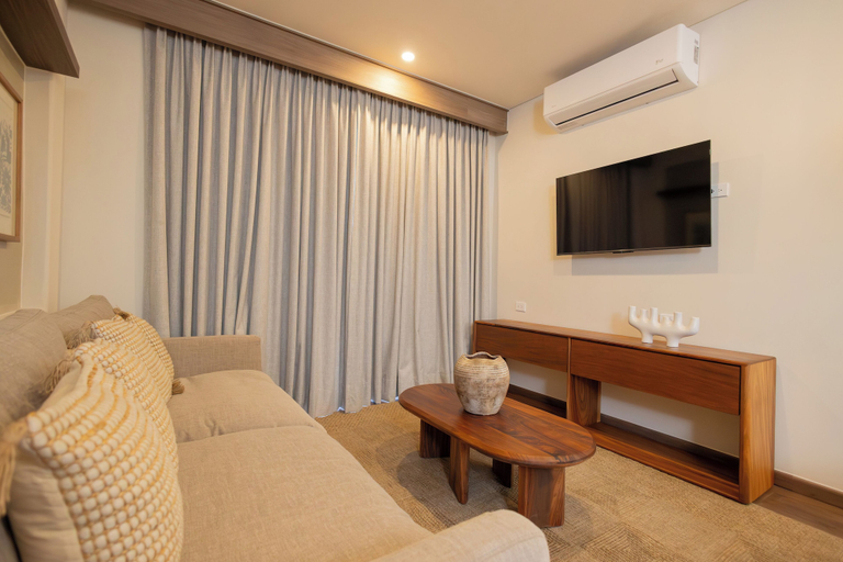 Television 5, Hotel Santolivo by Lumina, Parras