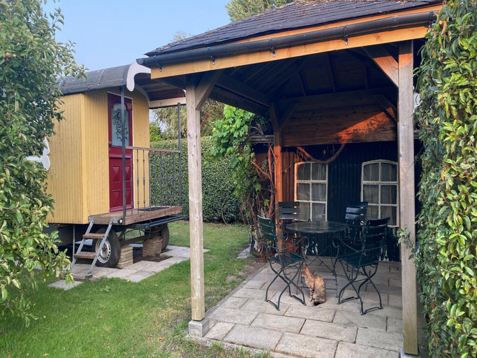 Balcony, Gypsy Caravan in Weideblick With Farm Animals, Bergen op Zoom