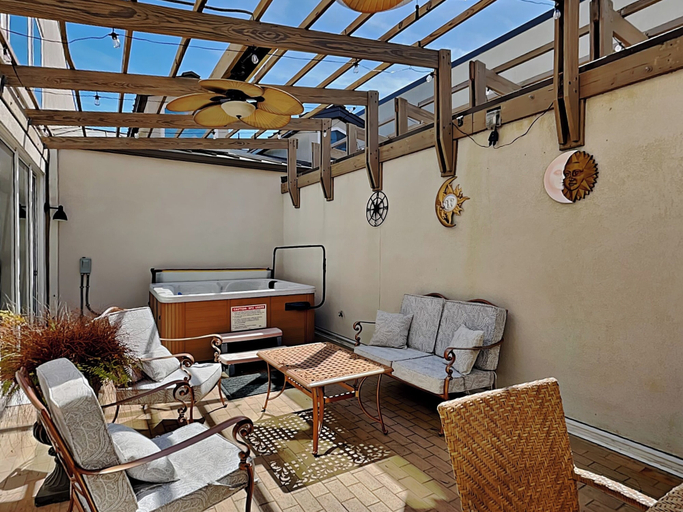 Food & Drinks 4, The Gardens 703 by Tybee Vacation Rentals, Chatham