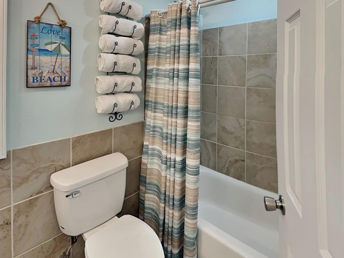 Bathroom 4, Dolphin Paradise by Miss Kitty’s, Aransas
