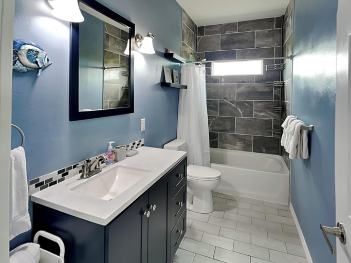 Bathroom 3, Fish Tales by Miss Kitty’s, Aransas