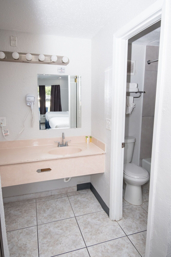 Bathroom 5, Motel 6 – Altamonte Springs, FL, Seminole