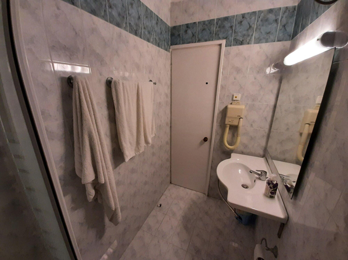 Bathroom 4, Pleasant Apartment in Mpenitses With Terrace, Ionian Islands