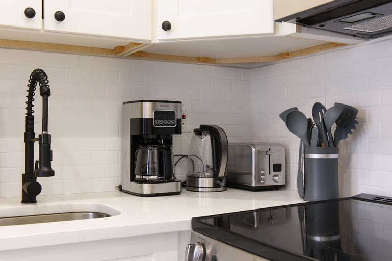 Room 3, 240-14 NEW Studio Prime Location W D in Unit, New York