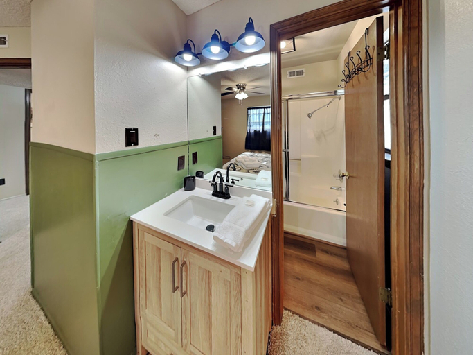 Bathroom 4, Fireside Cabin, Lincoln
