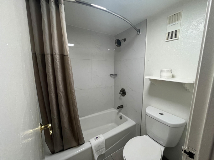 Bathroom 4, Studio 6 Suites Euless, Tx – Dfw West, Tarrant